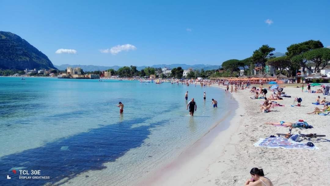 Mondello Felix - Appartamenti In Villa A 600M Dal Mare Luaran gambar